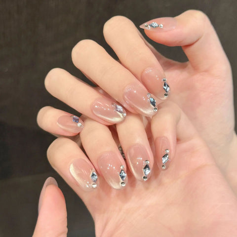 Nagelspitzen im Cat-Eye-Stil mit zersplitterten Kristallen, die eine kalte und raffinierte Aura ausstrahlen, handgefertigt zum Tragen 
