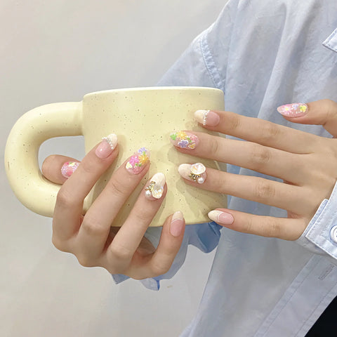 Uñas postizas de prensa con diseño de flores pequeñas pintadas a mano, con pegamento y diamantes brillantes. 