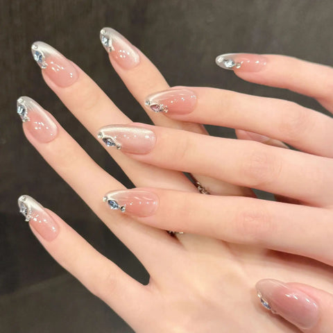 Nagelspitzen im Cat-Eye-Stil mit zersplitterten Kristallen, die eine kalte und raffinierte Aura ausstrahlen, handgefertigt zum Tragen 