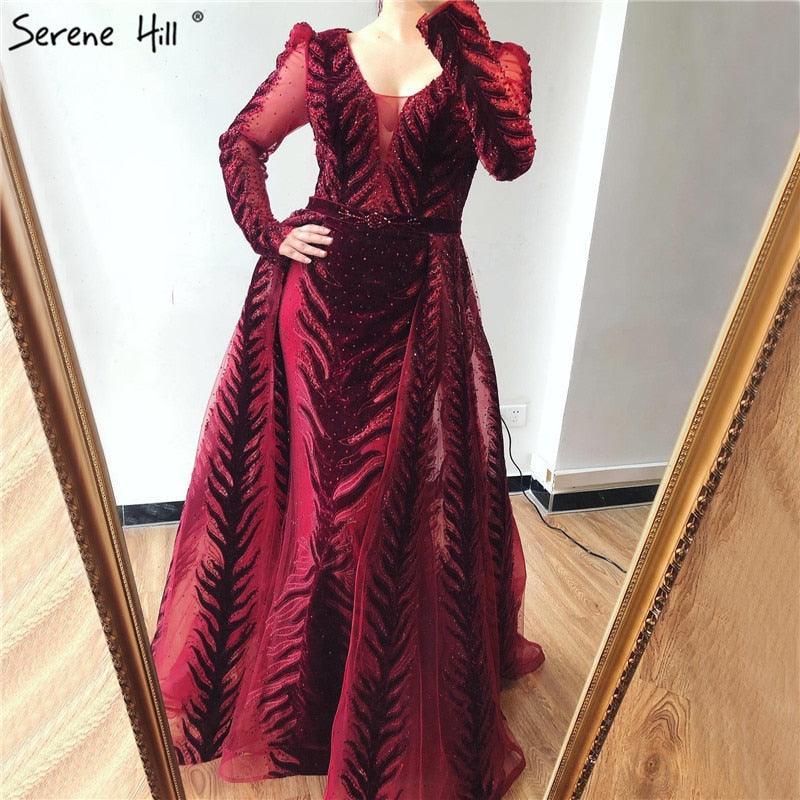 Weinrotes Abendkleid aus Samt mit langen Ärmeln, luxuriöses Design, Perlenbesatz, formelles Kleid 2024, Serene Hill, Übergröße LA60903 
