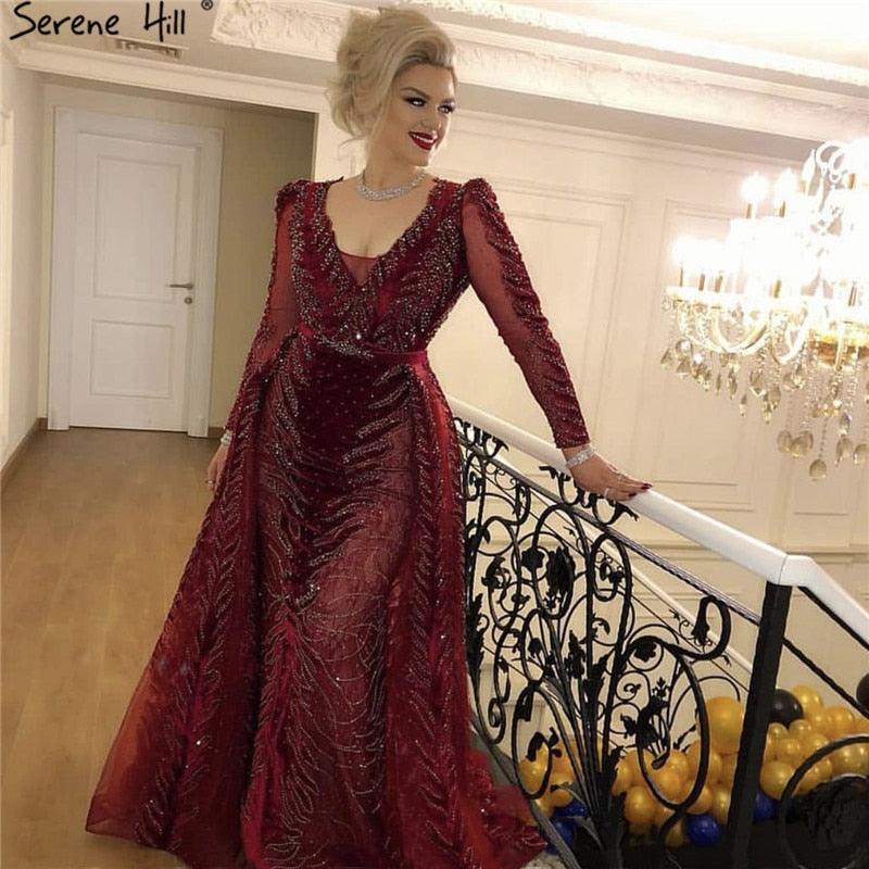 Weinrotes Abendkleid aus Samt mit langen Ärmeln, luxuriöses Design, Perlenbesatz, formelles Kleid 2024, Serene Hill, Übergröße LA60903 