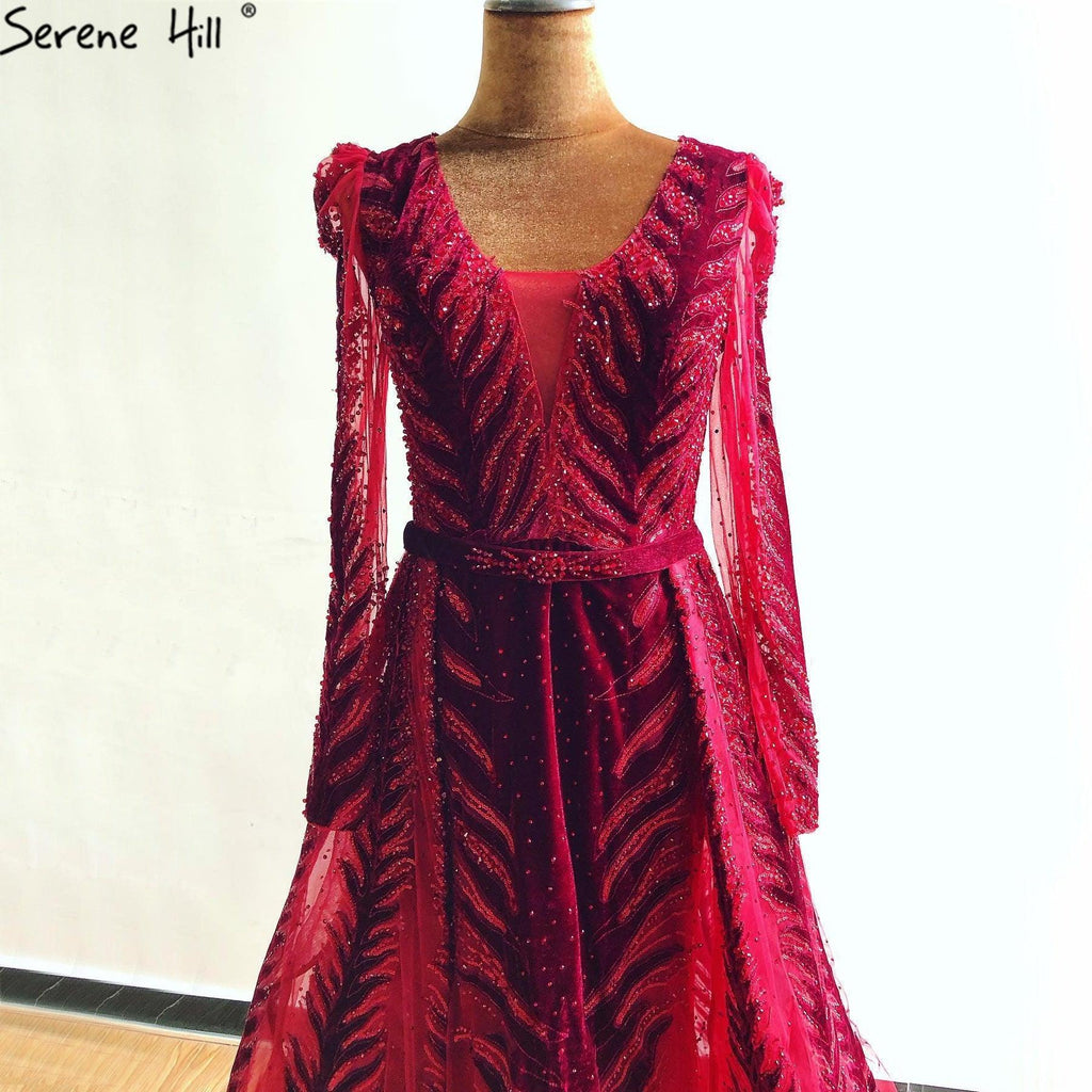 Weinrotes Abendkleid aus Samt mit langen Ärmeln, luxuriöses Design, Perlenbesatz, formelles Kleid 2024, Serene Hill, Übergröße LA60903 