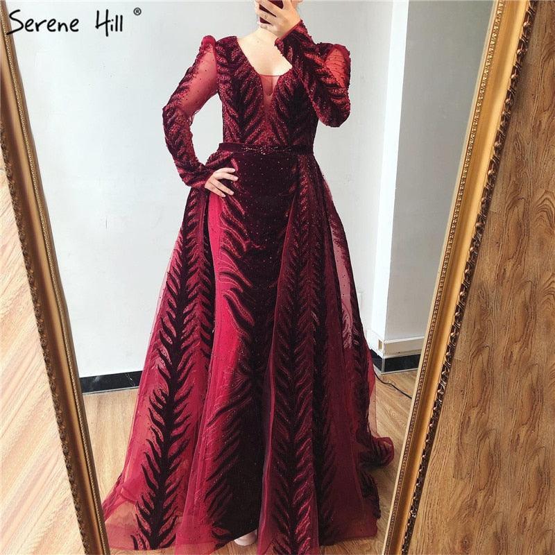 Weinrotes Abendkleid aus Samt mit langen Ärmeln, luxuriöses Design, Perlenbesatz, formelles Kleid 2024, Serene Hill, Übergröße LA60903 