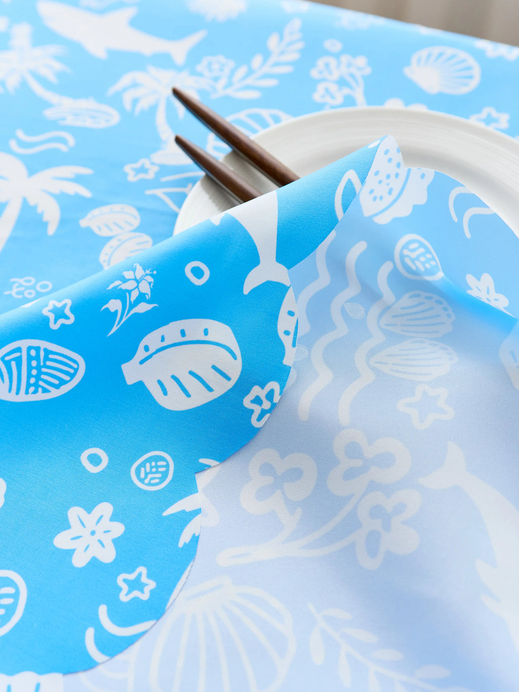 Pastoral cartoon printed polyester waterproof, oil-proof and durable, reusable, customizable rectangular dining table cover