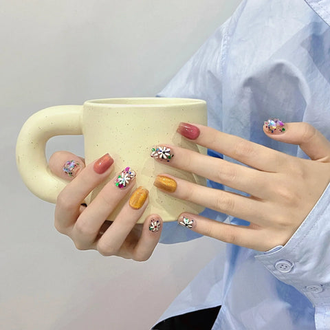 Uñas postizas de prensa con diseño de flores pequeñas pintadas a mano, con pegamento y diamantes brillantes. 