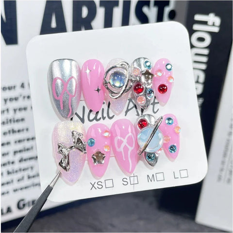 Modische Mandel-Nagelaufkleber. Beliebter Presskleber zum Auftragen mit dem Finger. 