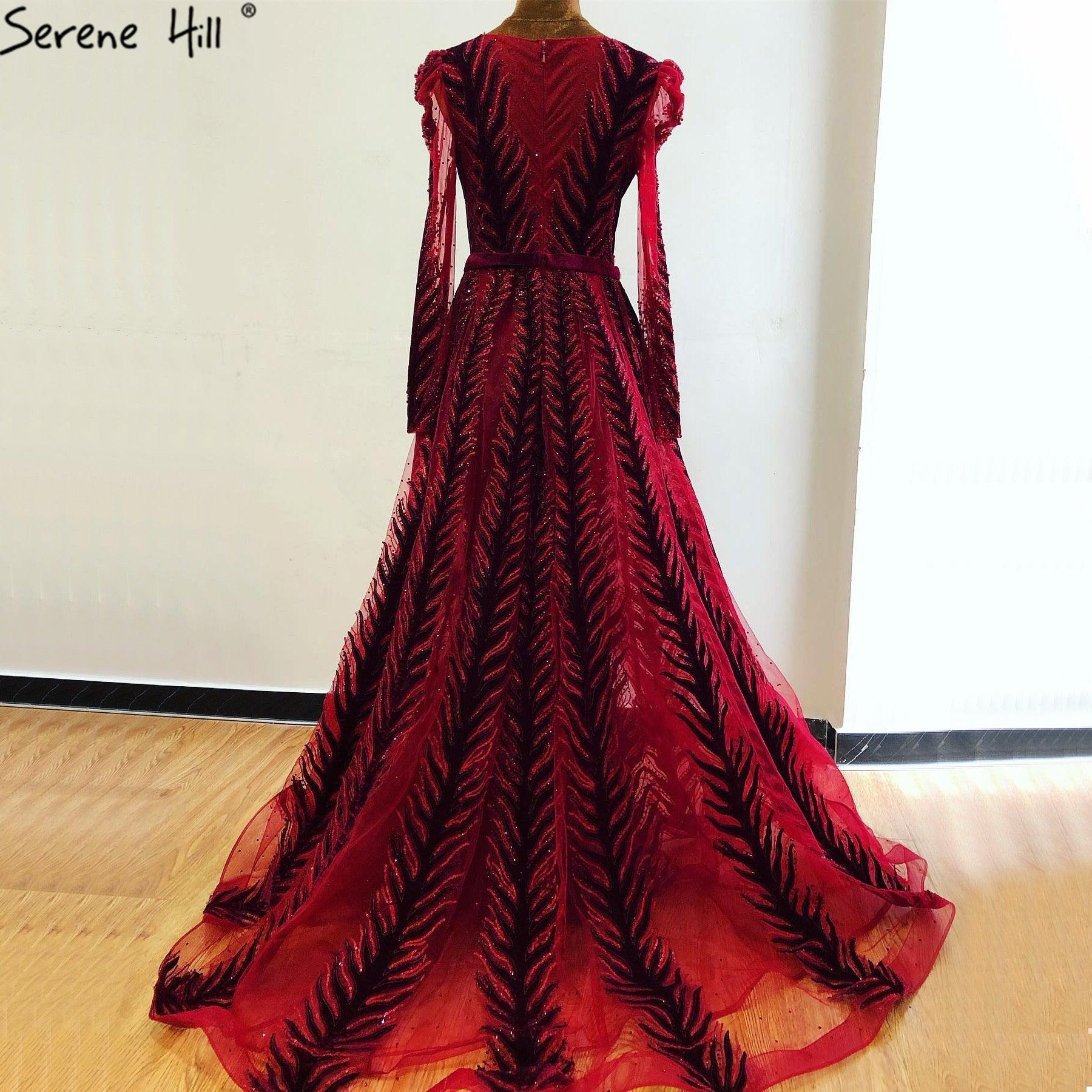 Weinrotes Abendkleid aus Samt mit langen Ärmeln, luxuriöses Design, Perlenbesatz, formelles Kleid 2024, Serene Hill, Übergröße LA60903 