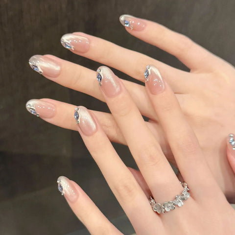 Nagelspitzen im Cat-Eye-Stil mit zersplitterten Kristallen, die eine kalte und raffinierte Aura ausstrahlen, handgefertigt zum Tragen 