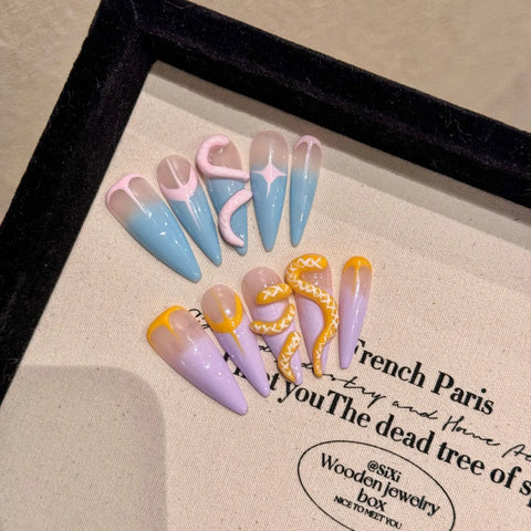 Uñas postizas con diseño de serpiente en degradado azul y rosa, totalmente hechas a mano. 