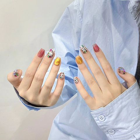 Uñas postizas de prensa con diseño de flores pequeñas pintadas a mano, con pegamento y diamantes brillantes. 