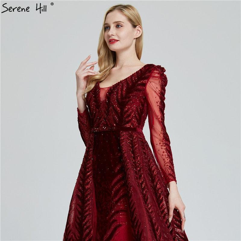 Weinrotes Abendkleid aus Samt mit langen Ärmeln, luxuriöses Design, Perlenbesatz, formelles Kleid 2024, Serene Hill, Übergröße LA60903 