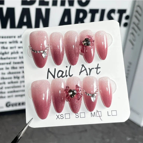 Modische Mandel-Nagelaufkleber. Beliebter Presskleber zum Auftragen mit dem Finger. 