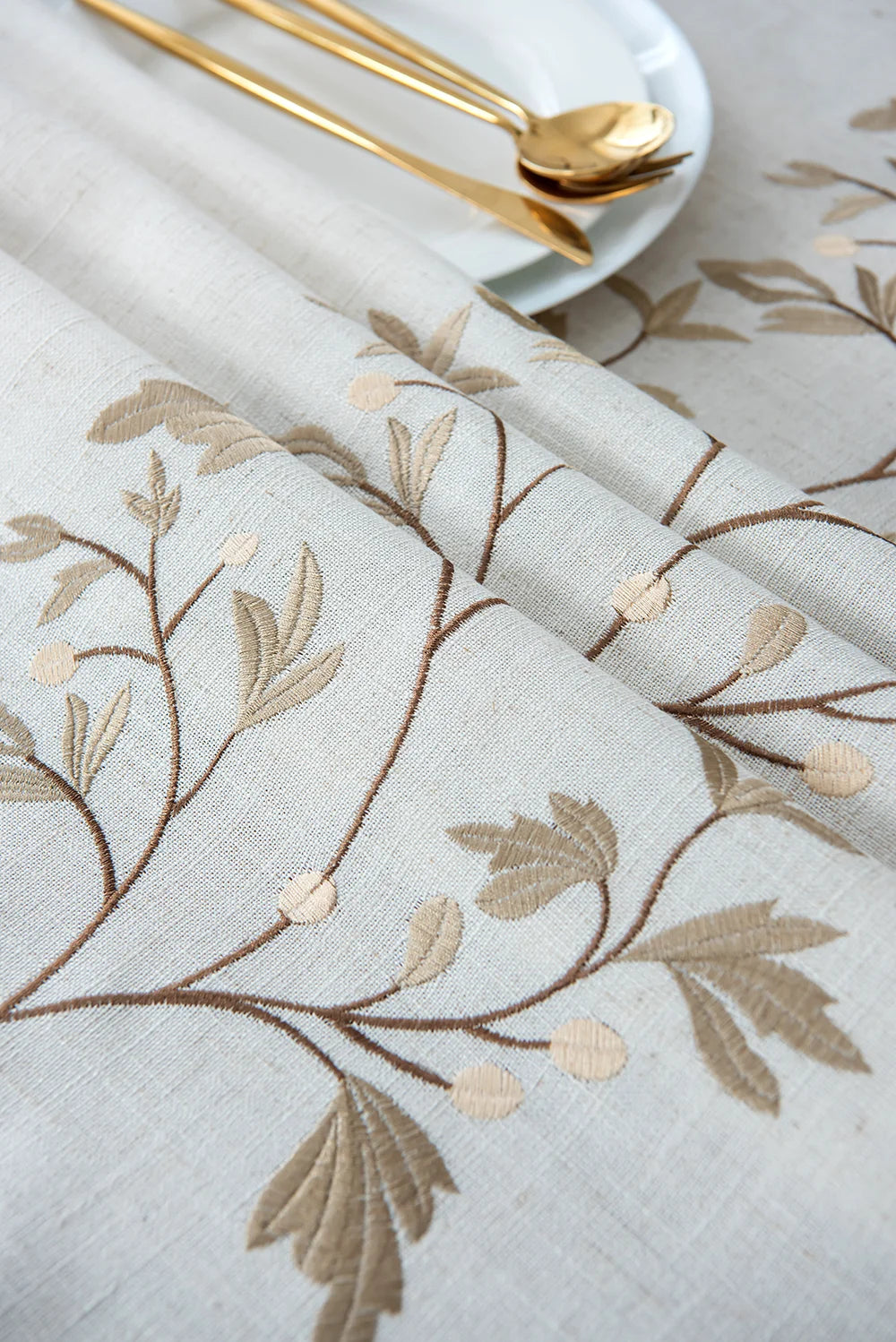 Hot-selling tablecloth embroidered floral plant cover tablecloth, suitable for home and commercial use