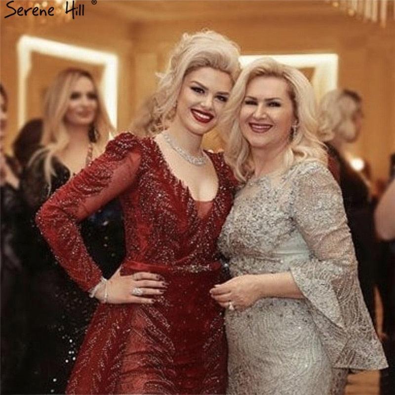 Weinrotes Abendkleid aus Samt mit langen Ärmeln, luxuriöses Design, Perlenbesatz, formelles Kleid 2024, Serene Hill, Übergröße LA60903 