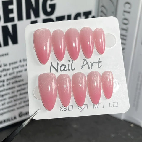 Modische Mandel-Nagelaufkleber. Beliebter Presskleber zum Auftragen mit dem Finger. 