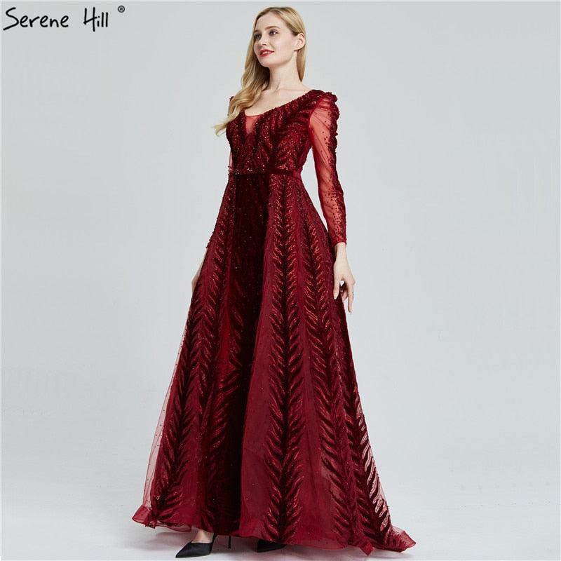 Weinrotes Abendkleid aus Samt mit langen Ärmeln, luxuriöses Design, Perlenbesatz, formelles Kleid 2024, Serene Hill, Übergröße LA60903 