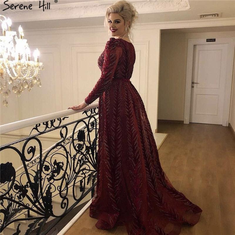Weinrotes Abendkleid aus Samt mit langen Ärmeln, luxuriöses Design, Perlenbesatz, formelles Kleid 2024, Serene Hill, Übergröße LA60903 