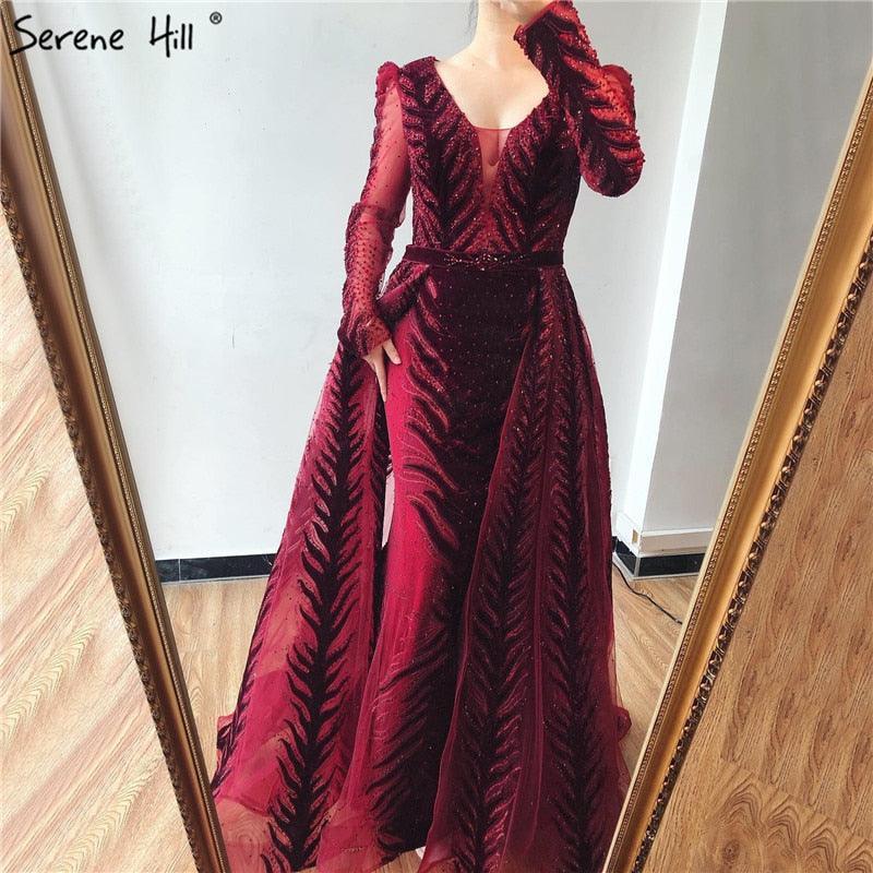 Weinrotes Abendkleid aus Samt mit langen Ärmeln, luxuriöses Design, Perlenbesatz, formelles Kleid 2024, Serene Hill, Übergröße LA60903 