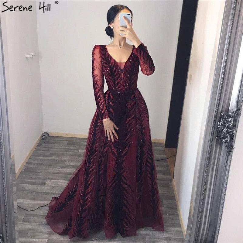 Weinrotes Abendkleid aus Samt mit langen Ärmeln, luxuriöses Design, Perlenbesatz, formelles Kleid 2024, Serene Hill, Übergröße LA60903 