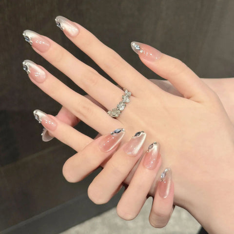 Nagelspitzen im Cat-Eye-Stil mit zersplitterten Kristallen, die eine kalte und raffinierte Aura ausstrahlen, handgefertigt zum Tragen 