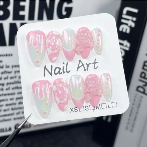 Modische Mandel-Nagelaufkleber. Beliebter Presskleber zum Auftragen mit dem Finger. 