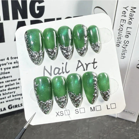 Modische Mandel-Nagelaufkleber. Beliebter Presskleber zum Auftragen mit dem Finger. 