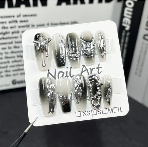 Ablösbare Nagelsticker im robusten dunklen Stil zum Auftragen mit dem Finger 