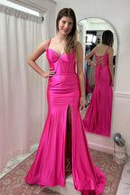 Vestido de fiesta largo de satén con tirantes de sirena en rosa intenso y abertura