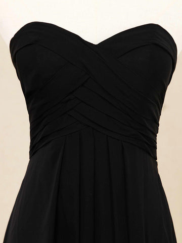 Robe de demoiselle d'honneur en mousseline de soie longue au sol, décolleté en cœur, sans bretelles, avec fronces croisées 