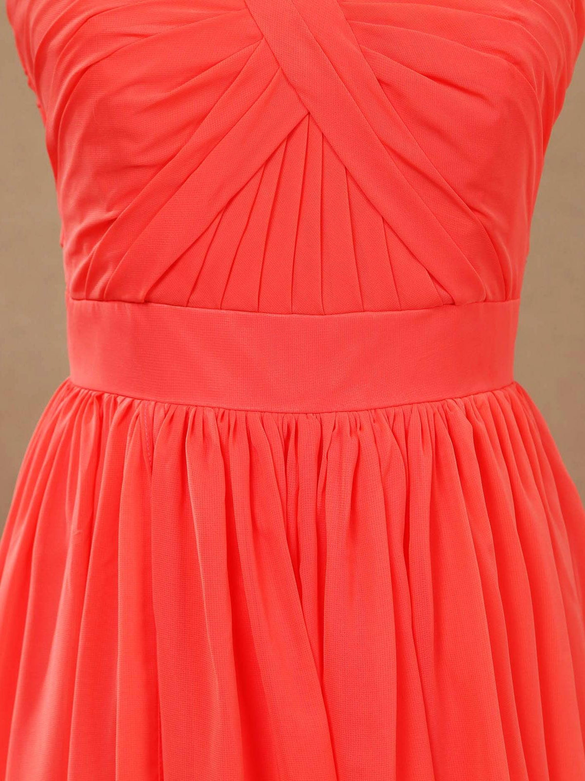 Vestido de dama de honor convertible de gasa coral, corte A, un hombro, cuello halter, sin tirantes, escote en forma de corazón