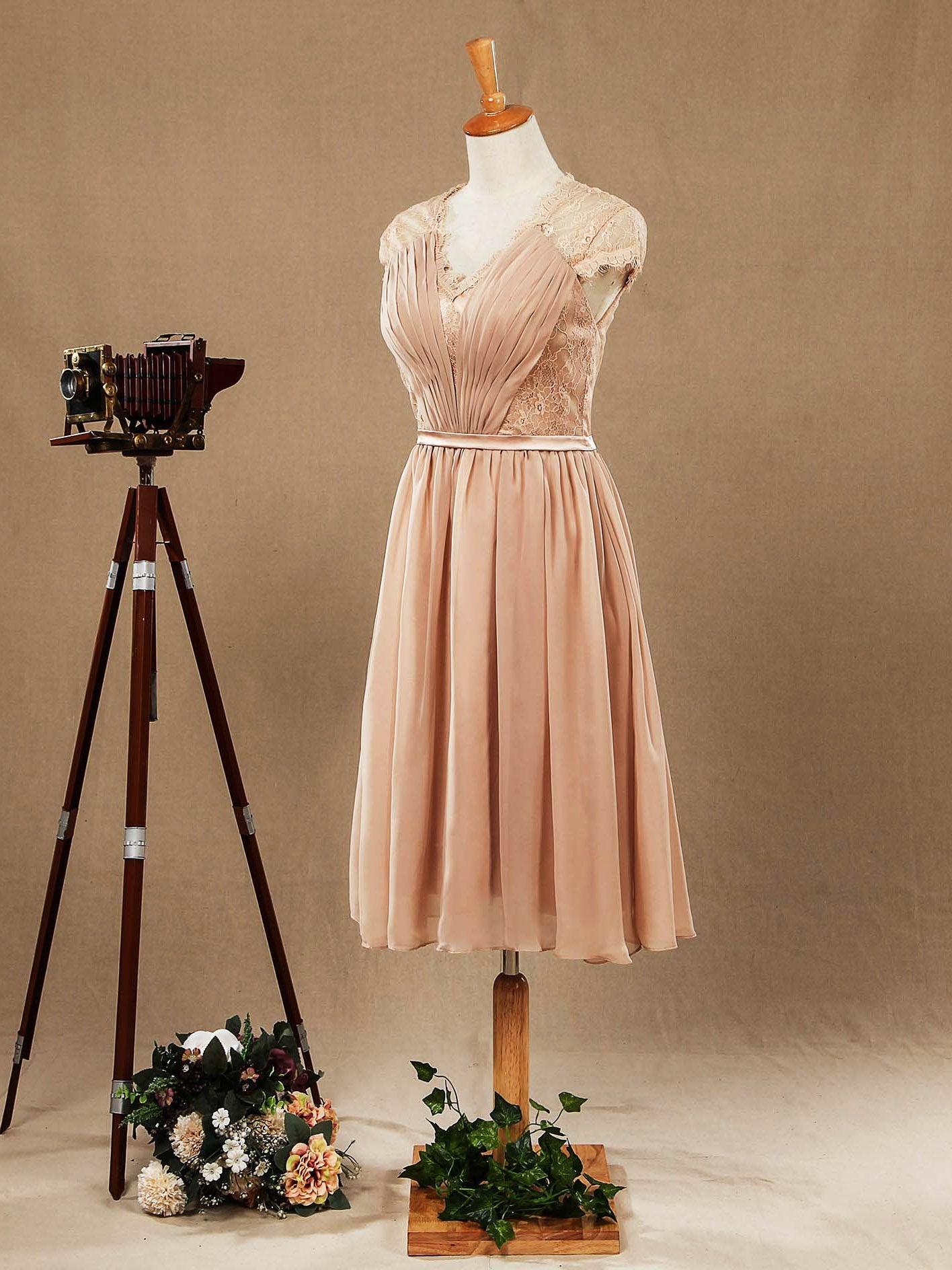 Numbersea Spitzen-Brautjungfernkleid aus Chiffon mit V-Ausschnitt und Flügelärmeln, durchsichtiger Rücken mit Knopf 
