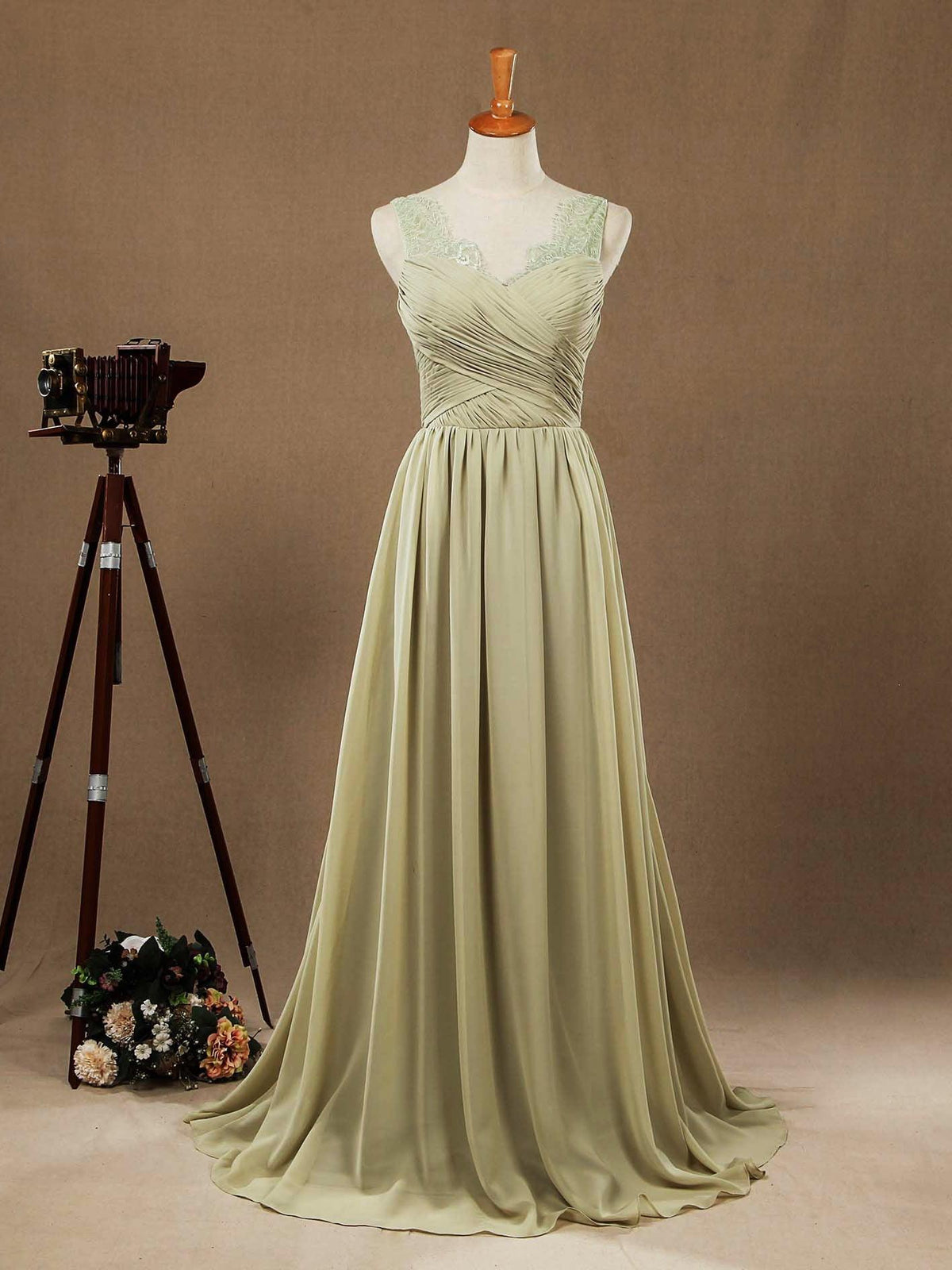 Vestido de dama de honor de gasa con tirantes verde polvoriento, escote en V y espalda en V con escote de encaje elegante