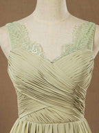 Vestido de dama de honor de gasa con tirantes verde polvoriento, escote en V y espalda en V con escote de encaje elegante