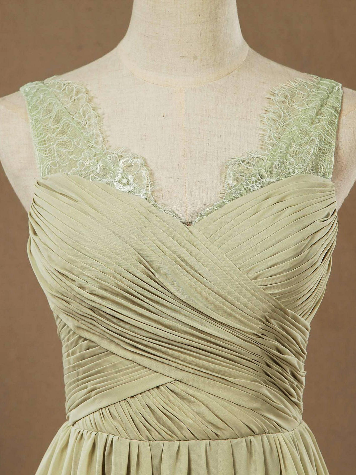 Vestido de dama de honor de gasa con tirantes verde polvoriento, escote en V y espalda en V con escote de encaje elegante