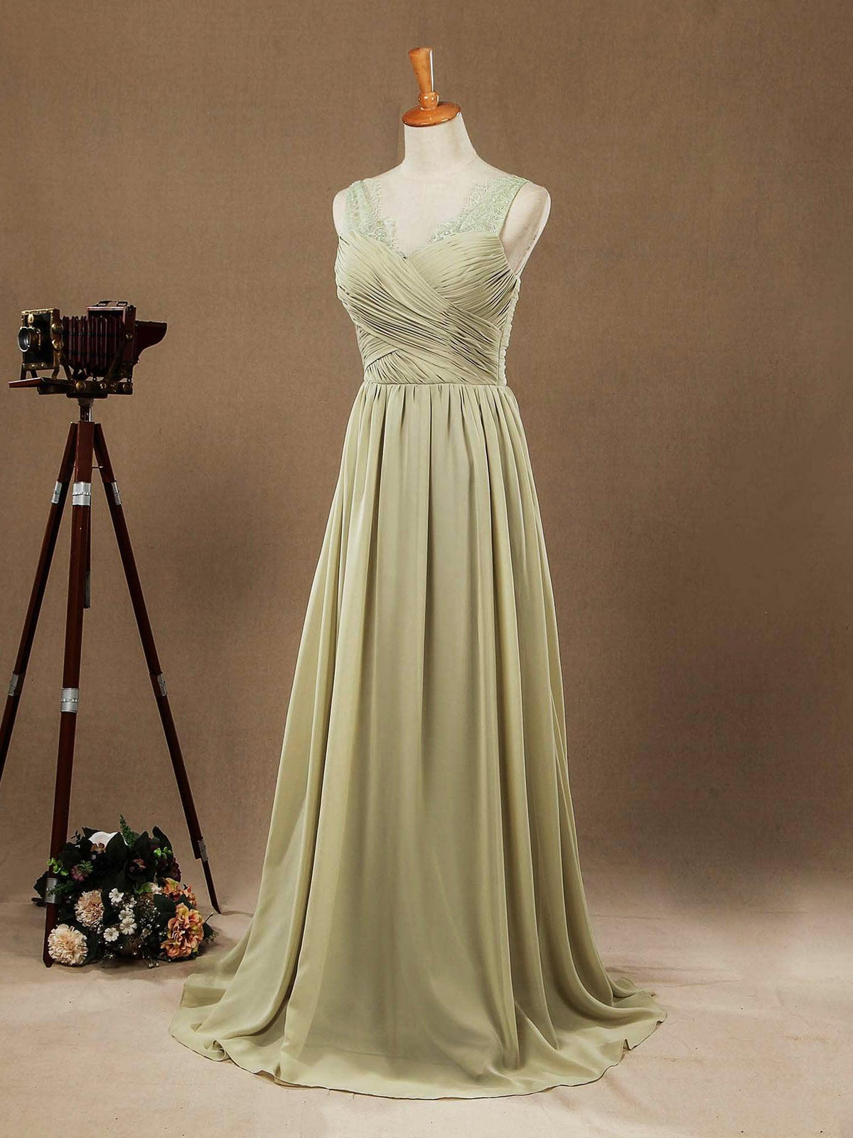 Vestido de dama de honor de gasa con tirantes verde polvoriento, escote en V y espalda en V con escote de encaje elegante