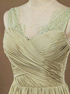 Vestido de dama de honor de gasa con tirantes verde polvoriento, escote en V y espalda en V con escote de encaje elegante