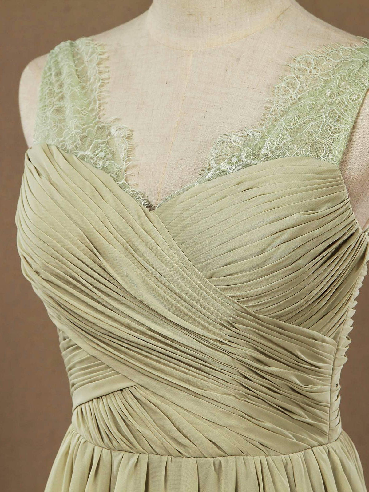 Vestido de dama de honor de gasa con tirantes verde polvoriento, escote en V y espalda en V con escote de encaje elegante