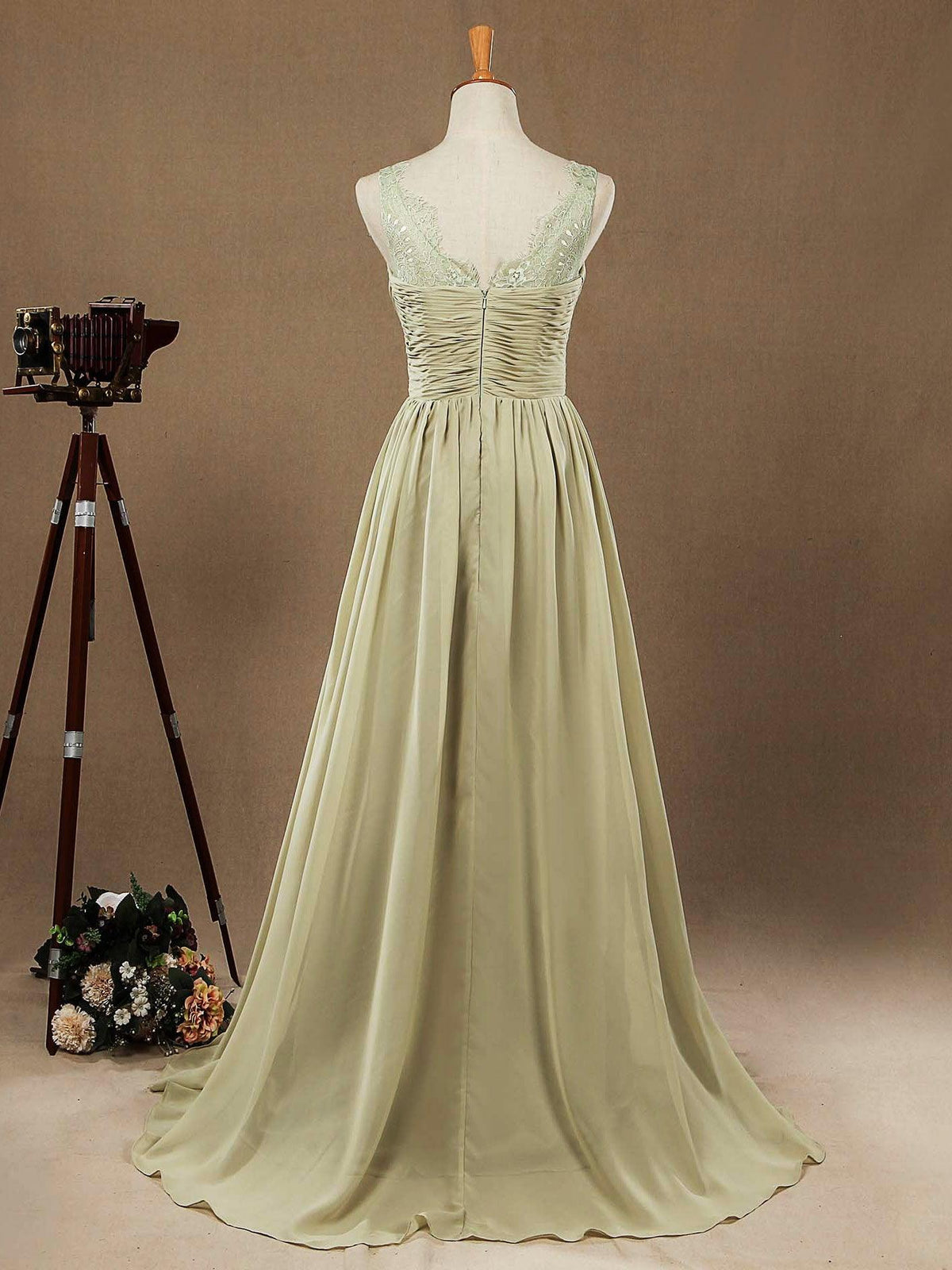 Vestido de dama de honor de gasa con tirantes verde polvoriento, escote en V y espalda en V con escote de encaje elegante