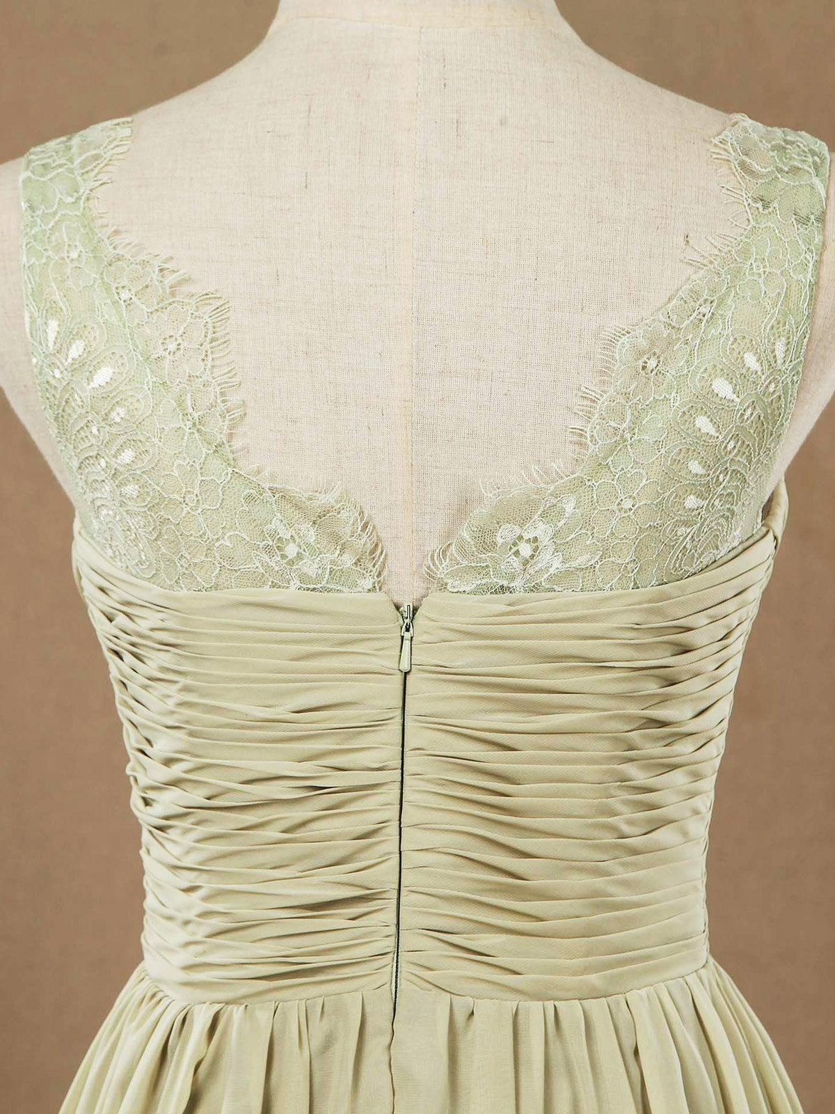 Vestido de dama de honor de gasa con tirantes verde polvoriento, escote en V y espalda en V con escote de encaje elegante