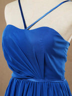 Vestido de dama de honor de gasa con tirantes finos, corte A y pliegues fruncidos