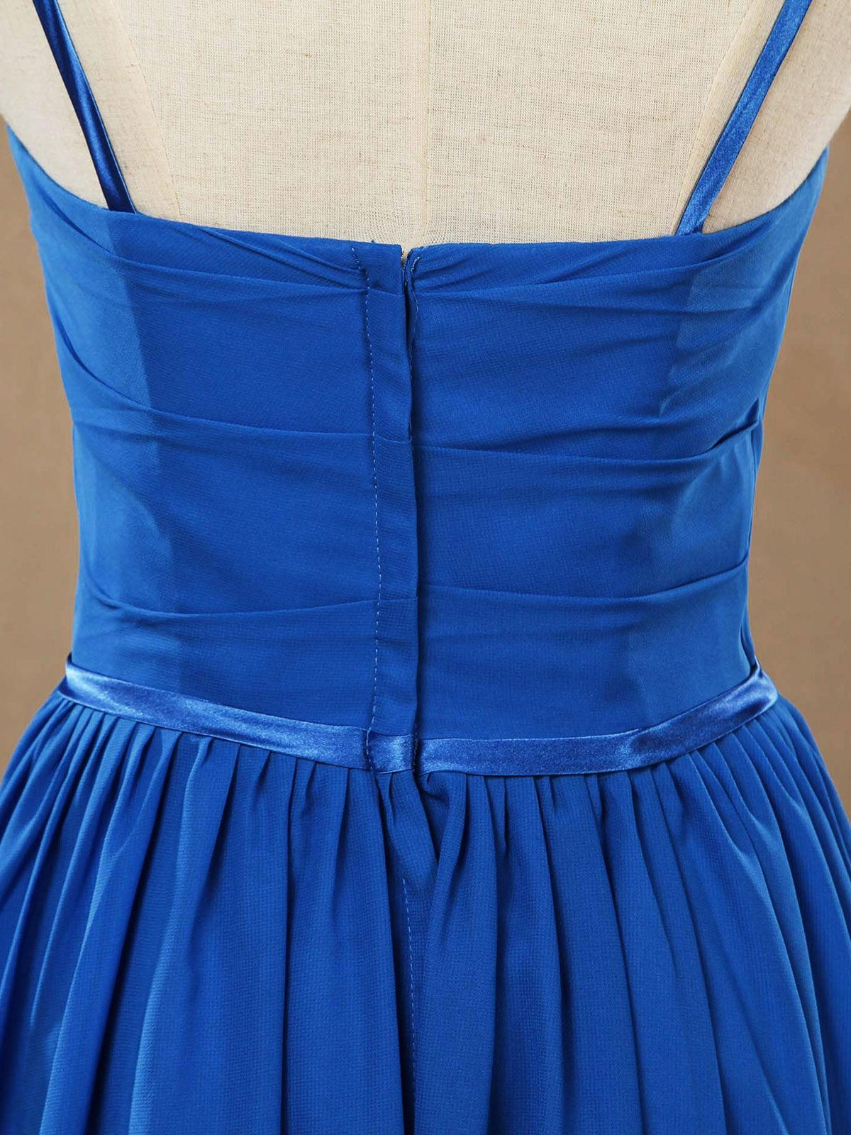 Vestido de dama de honor de gasa con tirantes finos, corte A y pliegues fruncidos