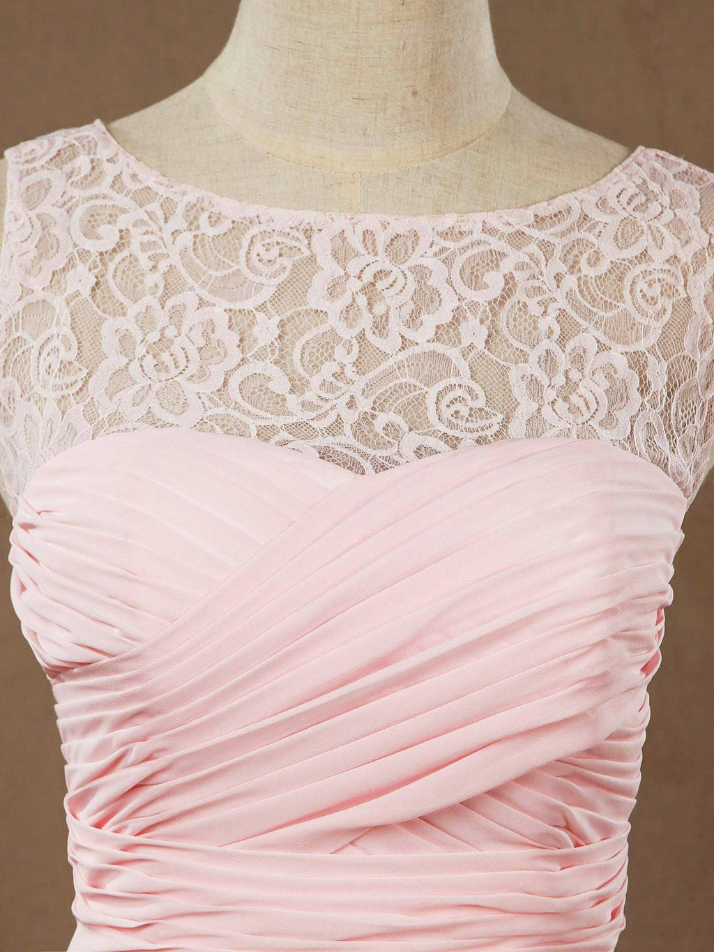 A-Linie, Rundhalsausschnitt, bodenlanges Chiffon-Brautjungfernkleid mit passender Spitze und gerüschten Falten 
