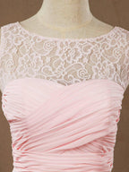 A-Linie, Rundhalsausschnitt, bodenlanges Chiffon-Brautjungfernkleid mit passender Spitze und gerüschten Falten 