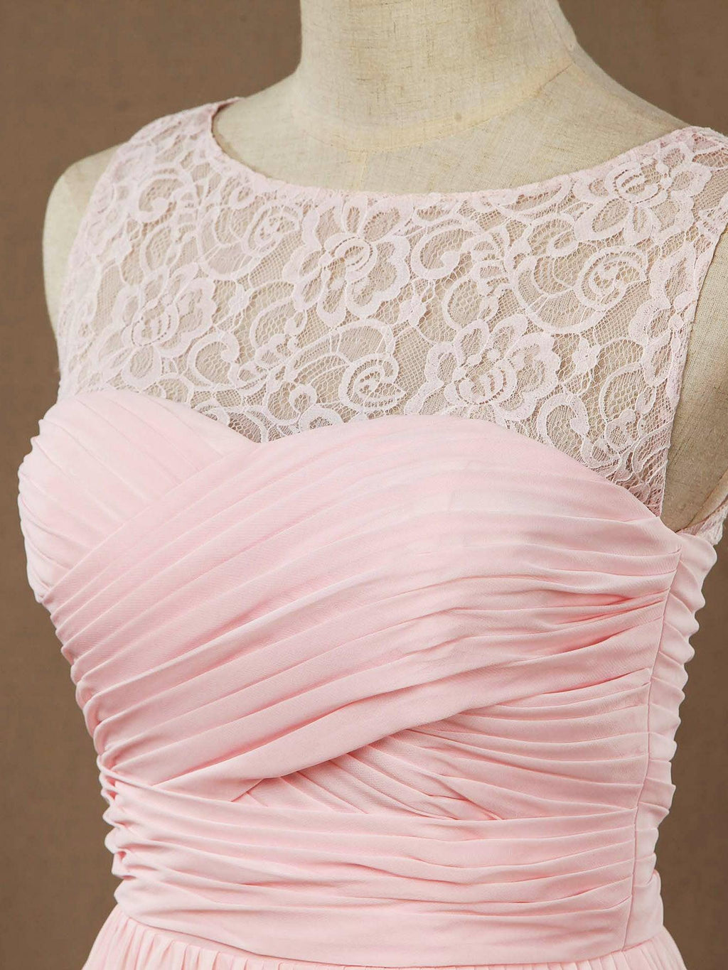 A-Linie, Rundhalsausschnitt, bodenlanges Chiffon-Brautjungfernkleid mit passender Spitze und gerüschten Falten 