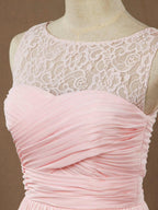 A-Linie, Rundhalsausschnitt, bodenlanges Chiffon-Brautjungfernkleid mit passender Spitze und gerüschten Falten 