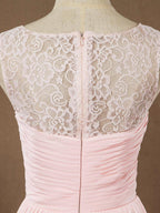 A-Linie, Rundhalsausschnitt, bodenlanges Chiffon-Brautjungfernkleid mit passender Spitze und gerüschten Falten 