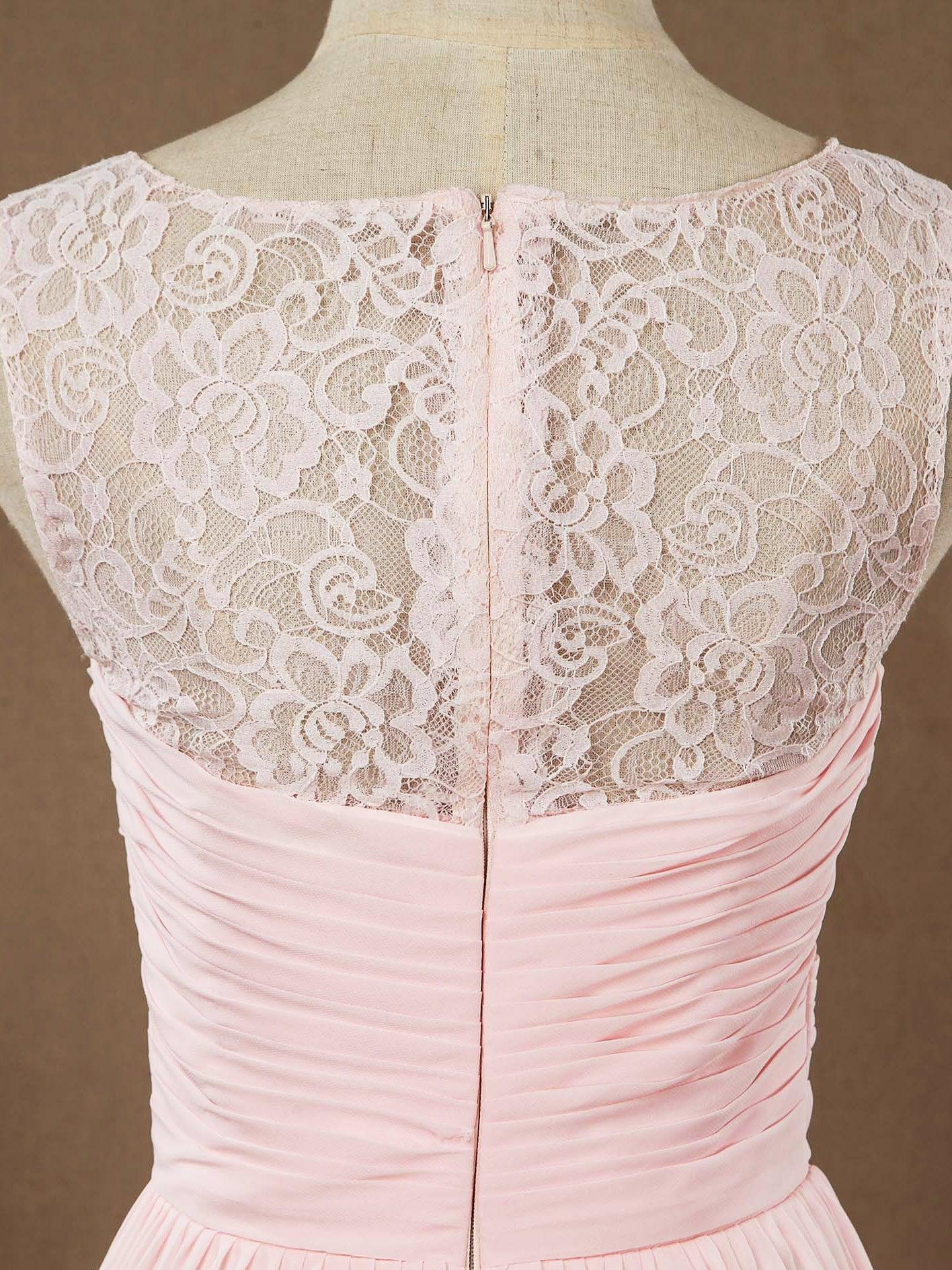 A-Linie, Rundhalsausschnitt, bodenlanges Chiffon-Brautjungfernkleid mit passender Spitze und gerüschten Falten 