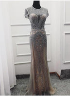 Auf Lager: Luxuriöses Meerjungfrauen-Abendkleid mit kurzen Ärmeln, Rundhalsausschnitt und Diamantbesatz, Perlenstickerei, Übergröße LA60742 