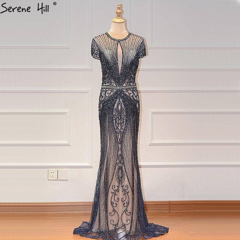 Auf Lager: Luxuriöses Meerjungfrauen-Abendkleid mit kurzen Ärmeln, Rundhalsausschnitt und Diamantbesatz, Perlenstickerei, Übergröße LA60742 