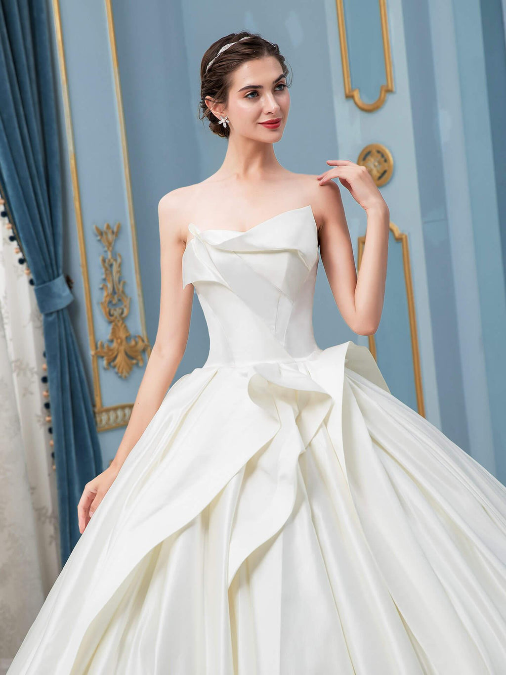 Vestidos de novia de satén con corte de baile y sin mangas hasta el suelo